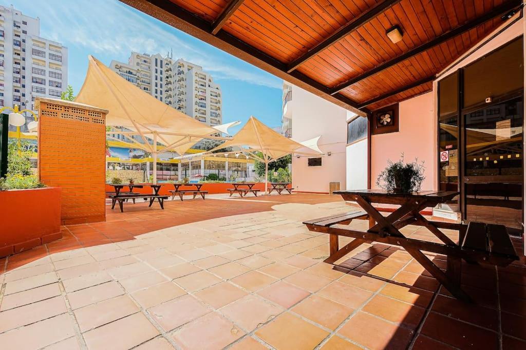 Apartamento T2 With Pool, 300m From The *